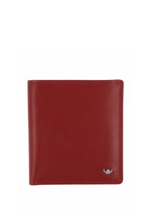 Portefeuille bifold en cuir rouge avec coutures minimales et petit emblème logo argenté dans le coin inférieur droit sur fond blanc.