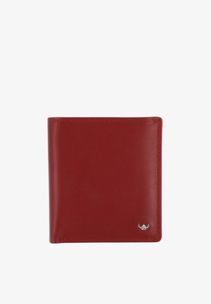 Portefeuille bifold en cuir rouge avec coutures minimales et petit emblème logo argenté dans le coin inférieur droit sur fond blanc.
