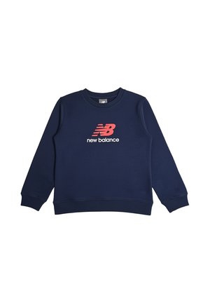 Felpa blu navy con collo a giro, polsini e fondo a coste. Presenta un logo rosso "NB" e il testo "new balance" sul davanti.