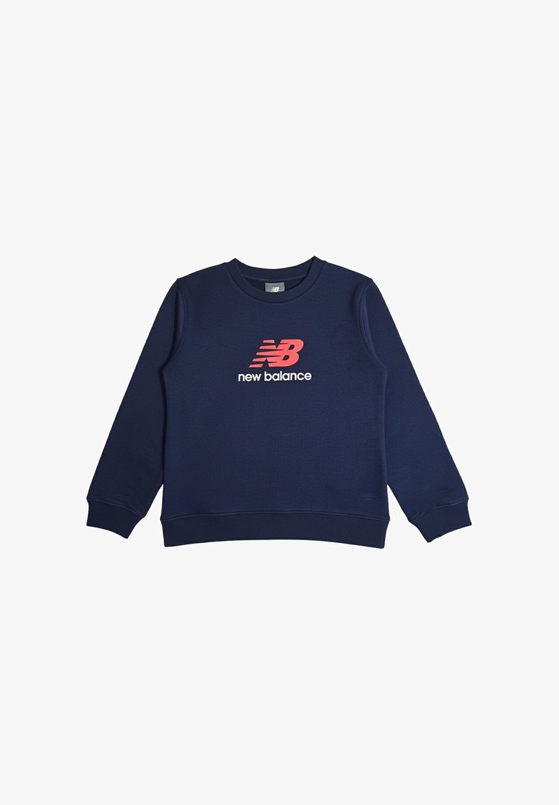 Felpa blu navy con collo a giro, polsini e fondo a coste. Presenta un logo rosso "NB" e il testo "new balance" sul davanti.