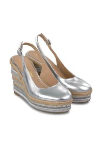 Scarpe a forma di cuneo argento con punta arrotondata, design slingback, piattaforma in juta intrecciata e accenti metallici testurizzati lungo la suola.