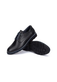 Zapatos de cuero negro con un acabado suave, puntera redonda, cordones azules, costuras en contraste y suela de goma texturizada.