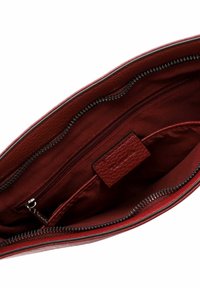 Clutch in pelle rossa con apertura con zip. Interno con rivestimento in tessuto e una tasca aggiuntiva con zip. Texture liscia con cuciture a contrasto.