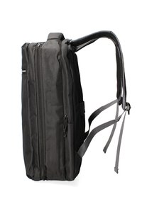 Zaino in tessuto nero con due cerniere laterali, spallacci grigi regolabili e una superficie testurizzata. Design compatto con hardware minimale.