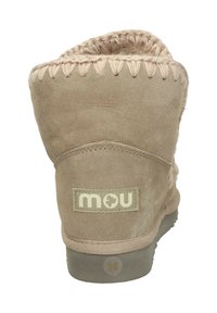Stivale alla caviglia in suede beige con rifiniture in tessuto intrecciato e suola in gomma. Presenta un'etichetta con logo e indicazione della taglia sul tacco robusto.