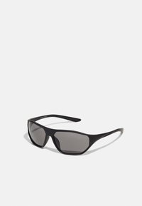 Schwarze Sonnenbrille mit einem umschließenden Design, aus mattem Kunststoff gefertigt, mit dunklen, getönten Gläsern und eleganten, geschwungenen Bügeln.