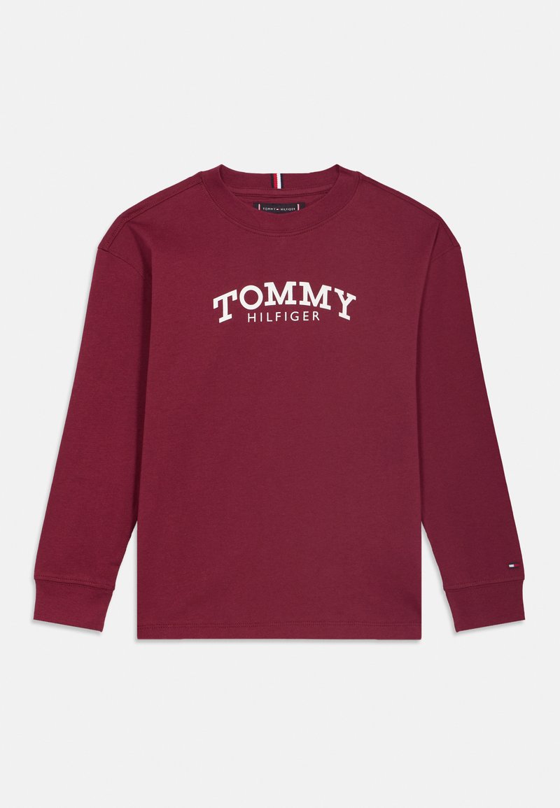 Burgundia pikkade varrukatega T-särk, mis on valmistatud puuvillast ja millel on valge "TOMMY HILFIGER" logo trükitud rinnaosale ning väike logoakcent varrukal.