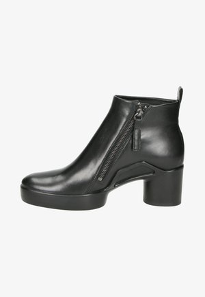 Bottines en cuir noir avec un talon épais, fermeture éclair sur le côté et texture lisse avec un design épuré.