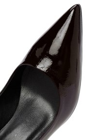 Chaussure à talon aiguille en cuir verni marron foncé brillant avec un intérieur noir lisse et une silhouette élégante.