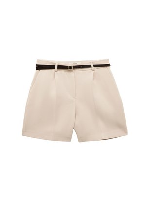 Pantaloni corti beige su misura con davanti piatto, pieghe frontali e una cintura nera. Realizzati in tessuto liscio. Presentano tasche laterali e un orlo dritto.