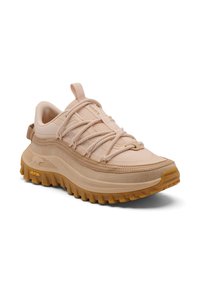 Beige und hellbrauer Sneaker mit dicker, strukturierter Gummisohle, Mesh-Obermaterial, Schlaufe zum Herausziehen und runden Schnürsenkeln in kreuz und quer verlaufendem Muster.