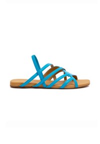 Blaue Sandalen mit Riemchen und einer flachen, hellbraunen Sohle. Der Schaft besteht aus mehreren sich kreuzenden Riemen mit einer glatten Textur. Offenes Zehendesign.