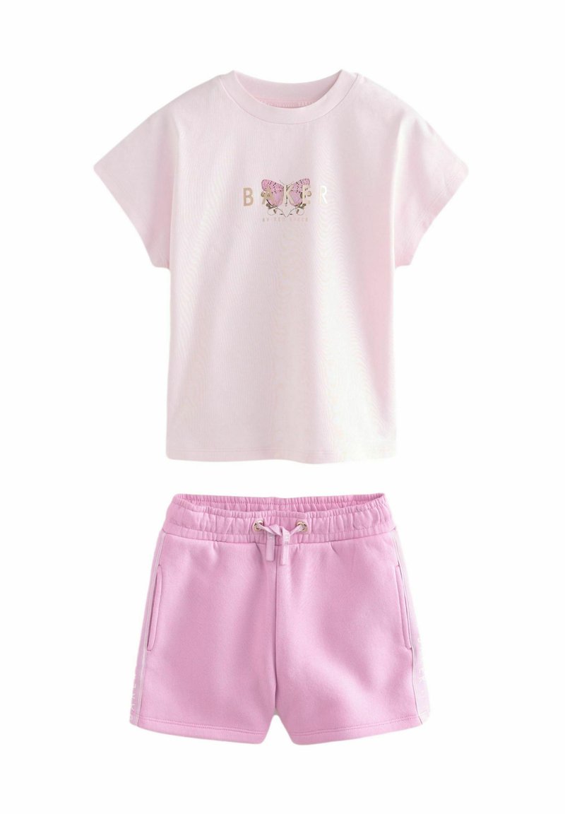 Ljust rosa bomulls-T-shirt med korta ärmar, med en fjärilsdesign och "BAKER" i guld. Matchande rosa shorts med sidfickor.