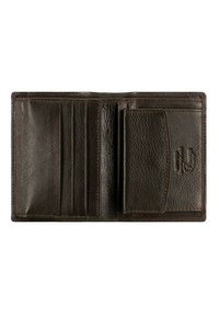 Donkerbruin leren portemonnee met meerdere kaartsleuven, een gestructureerd oppervlak en een klein, verdiept logo. Heeft een bifold ontwerp.