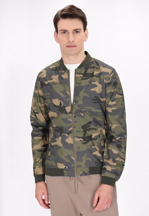 Camouflage bomberjack in groen en beige tinten, met een ritssluiting aan de voorkant, geribde manchetten en een comfortabele pasvorm. Gladde, lichte stof.