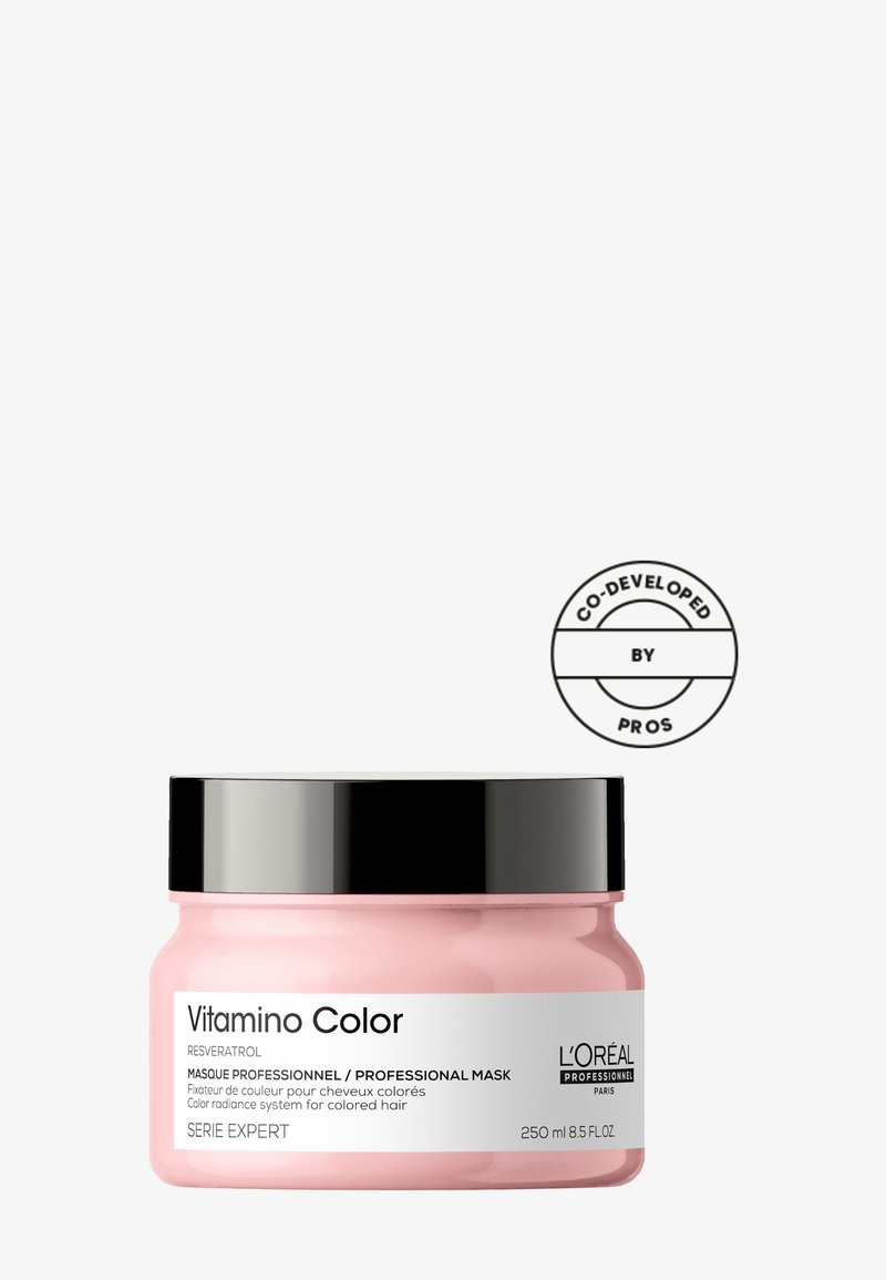 Rosa plastburk med L'Oréal Professionnel Vitamin Color hårmask, med ett svart lock och etikett som visar produktinformation samt stämpeln "co-developed by pros".