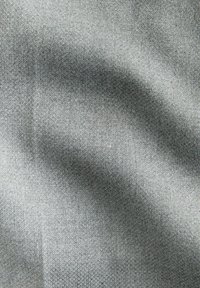 Tela gris texturizada con una superficie suave y lisa, que presenta sutiles variaciones de tono y un patrón de tejido ajustado.