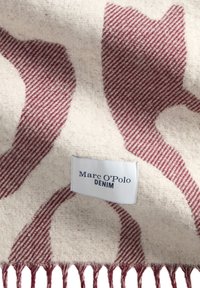 Geweven sjaal met een crèmekleurige achtergrond en dieprode abstracte patronen, afgewerkt met een franjerand en een merklabel, "Marc O'Polo DENIM".