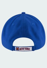Cappellino da baseball blu con una texture di tessuto liscia e una cintura regolabile, caratterizzato da un'etichetta bianca con "NEW YORK" e un logo arancione sul retro.