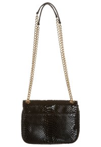 Borsa in pelle di serpente nera con tracolla in catena dorata, forma rettangolare e due tasche frontali. Texture liscia e finitura lucida.