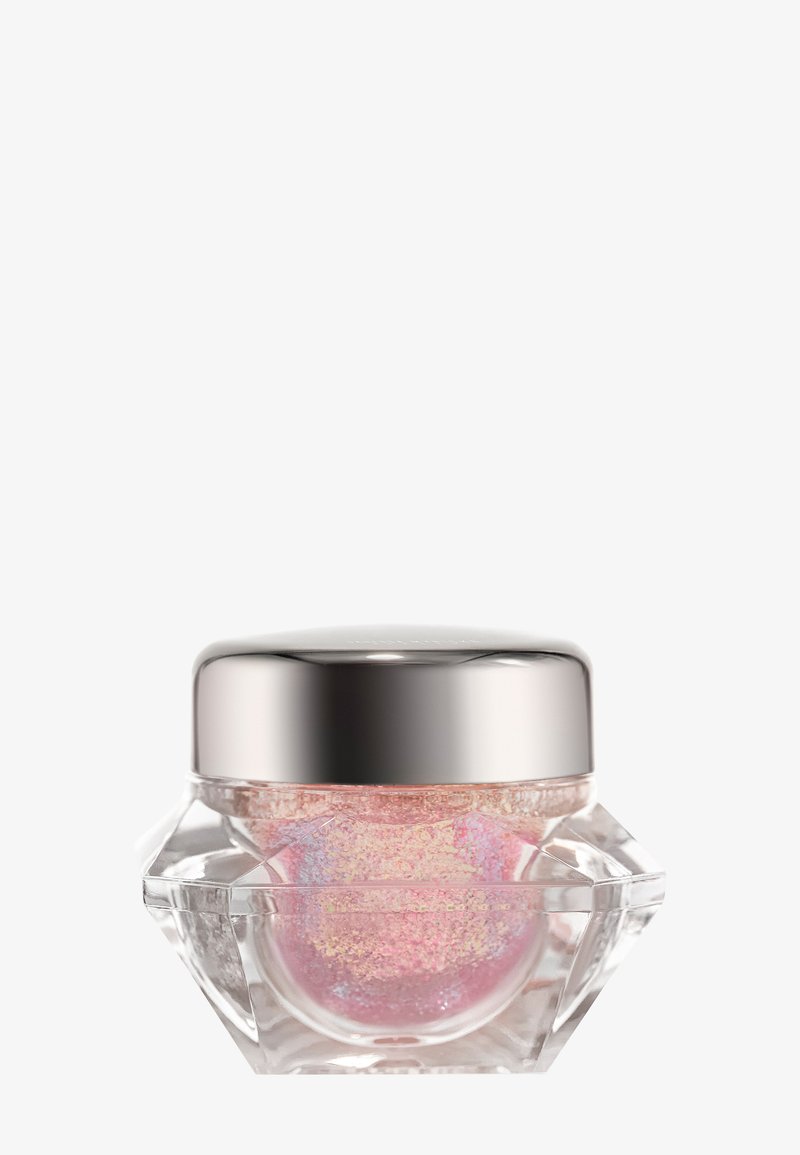 Barattolo trasparente a forma di diamante con coperchio cromato, contenente un prodotto rosa iridescente all'interno. Textura liscia e brillantezza colorata visibili.