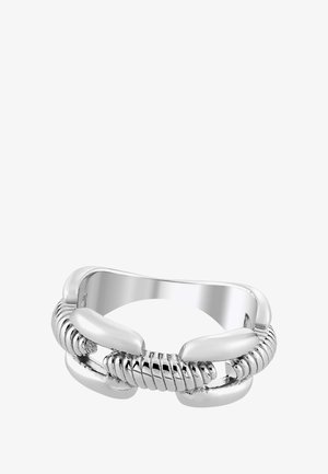 Bague en chaîne argentée présentant une surface texturée avec des maillons alternés lisses. La bande est arrondie et polie, mettant en valeur le design.