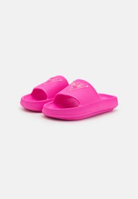 Guess Platt slip-in - classic peonia/multi-coloured