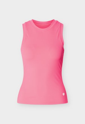 Ροζ αμάνικη αθλητική φανέλα με εφαρμοστή γραμμή, στρογγυλή λαιμόκοψη και μικρό λευκό λογότυπο κοντά στο τελείωμα σε απλό φόντο.