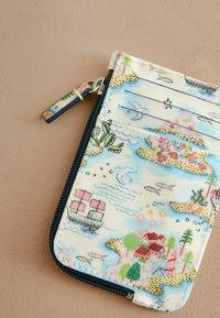 Peňaženka na zips s farebnou potlačou mapy, ktorá zobrazuje rôzne ostrovy, lode, rastliny a zvieratá. Vyrobená z textúrovanej tkaniny s tmavým zipsom.