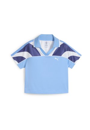 Gai zila polo krekls ar tumši ziliem un baltiem akcenta svītrām, īsām piedurknēm, apkakli un Puma logo priekšpusē. Izgatavots no elpojošas auduma.