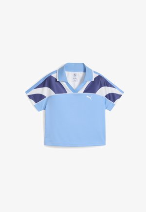Šviesiai mėlynas polo marškinėliai su tamsiai mėlynomis ir baltomis akcentinėmis juostelėmis, trumpomis rankovėmis, apykakle ir Puma logotipu priekyje. Pagaminti iš orui pralaidaus audinio.