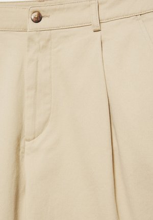 PULL&BEAR, MID-WAIST DARTED - BERMUDA SHORTS - Short - beige