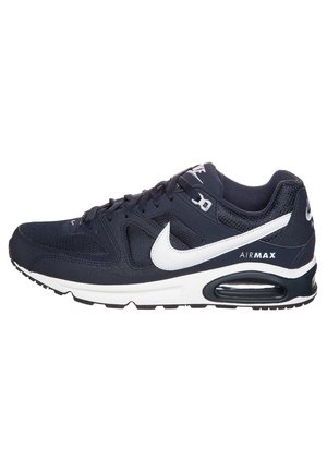 Czarno-biała sneaker Nike Air Max z widocznym systemem amortyzacji powietrznej, cholewką z siateczki oraz sznurowanym zapięciem, pokazana z zewnętrznej strony.