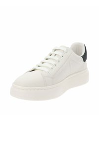 Baskets en cuir blanc avec un bout arrondi, semelle plate, six oeillets et un accent noir au talon. Détails texturés sur la semelle.