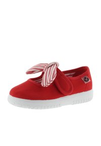 Zapatilla infantil de lona roja con suela de goma blanca y lazo y forro de tela a rayas, con una tira de Velcro y etiqueta con logo en el lateral.