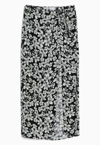 Černá sukně s bílým květinovým vzorem, lehká tkanina, zavinovací design, boční rozparek a detail s vázáním v pase.