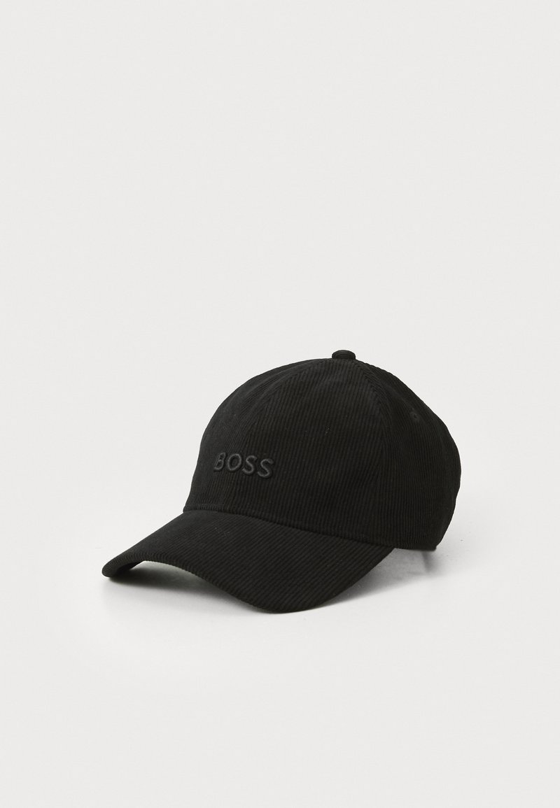 Svart corduroy baseballcap med buet skjerm, med pregede "BOSS"-logoer på forsiden og strukturelt stoffdesign.