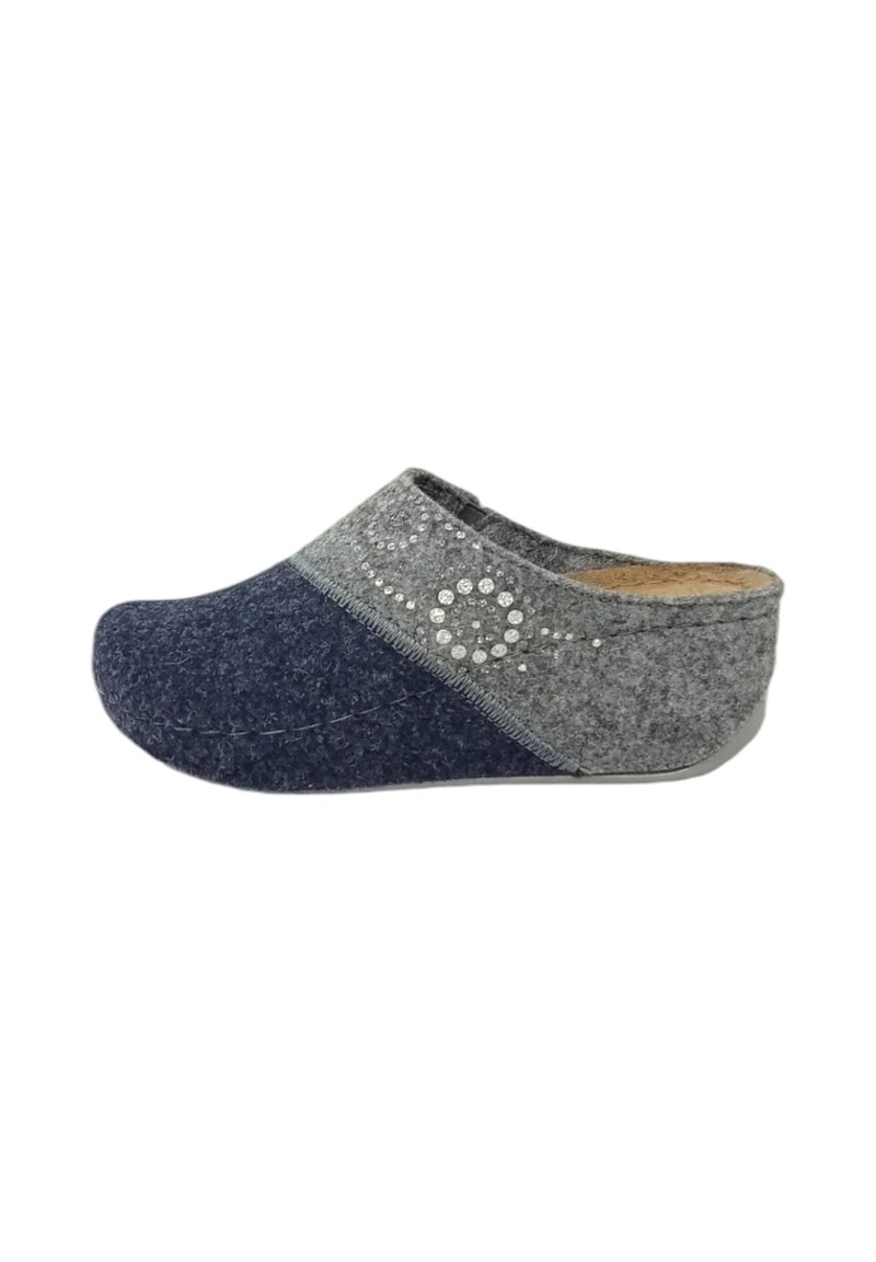 Zoccoli in lana grigia e navy con punta arrotondata, decorati con strass sulla tomaia e una superficie testurizzata. Interno con rivestimento morbido.