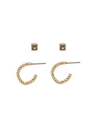 Paire de boucles d’oreilles dorées comportant une petite puce carrée avec une pierre transparente et un anneau courbé composé de petites perles dorées.