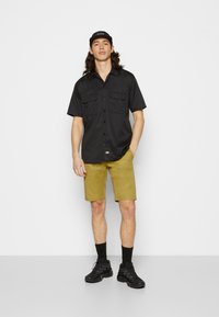 Dickies SLIM FIT - Calções - green moss