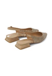 Zapatos slingback de ante beige con un bajo tacón cuadrado, adornados con strass transparentes en la parte del dedo y detalles perforados.