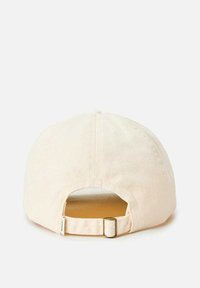 Cappellino da baseball beige chiaro in cotone con visiera curva, cinturino regolabile sul retro e una consistenza liscia. Nessun logo o motivo visibile.