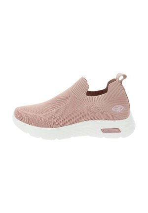 Chaussure de sport à enfiler en maille rose clair, avec un dessus texturé, une semelle blanche et une boucle à l'arrière pour un enfilage facile.
