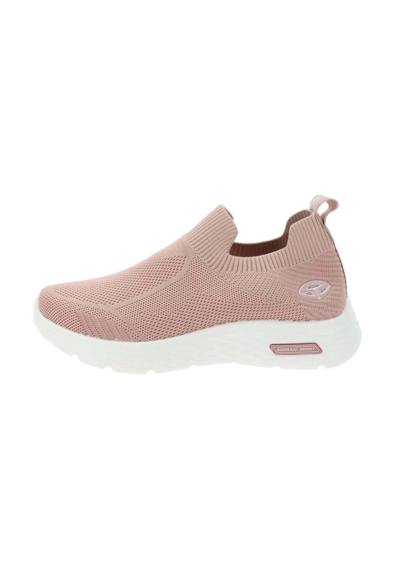 Zapatilla deportiva de tipo slip-on en material de punto rosa claro, con un upper texturizado, suela blanca y un lazo en la parte posterior para facilitar el calzado.