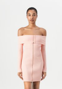 Ribbet, off-shoulder kjole i myk rosa stoff med lange ermer og glidelås foran. Fitted silhuett med rett kant.