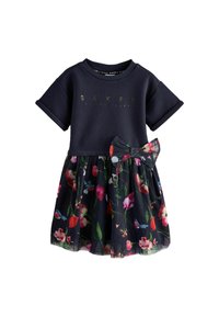 Marineblaues Kleid mit Baumwolloberteil und transparentem, blumenverziertem Rock. Verfügt über kurze Ärmel und eine Schleifenakzent am Taillenbereich. Das Blumenmuster enthält Rosa und Grün.