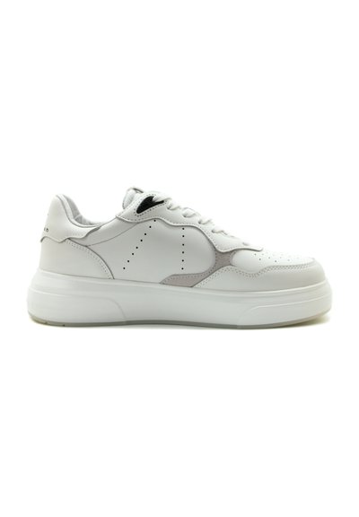 Sneaker bassa in pelle bianca con finitura texturizzata, dettagli perforati e suola spessa bianca; presenta accenti e lacci grigio chiaro.