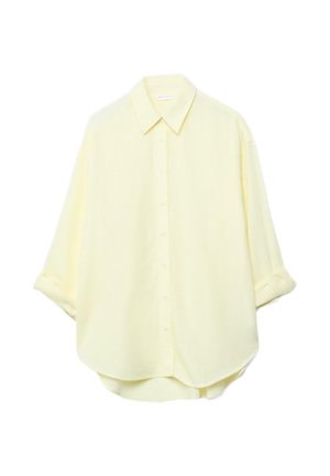 Hellgelbes, langärmliges Hemd mit Knöpfen, hochgekrempelten Manschetten und abgerundetem Saum, auf weißem Hintergrund dargestellt.