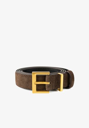 Cintura in suede marrone con fibbia in metallo dorato, con un retro in pelle liscia e una fine cucitura lungo i bordi.