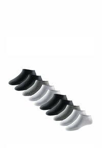 Dieci paia di calzini corti, in nero, grigio e bianco, disposti in una linea diagonale su uno sfondo bianco.
